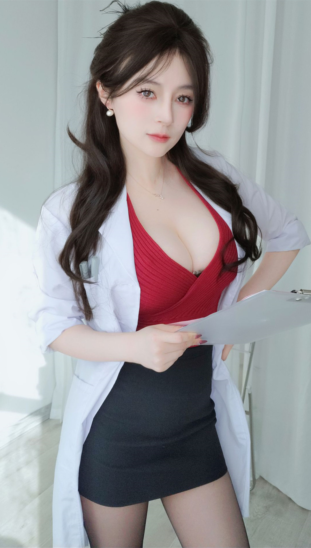 Gallery - 白银coser私房写真 - 温柔系女神的黑丝诱惑